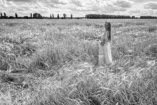 Frau im Weizenfeld. — Stockfoto