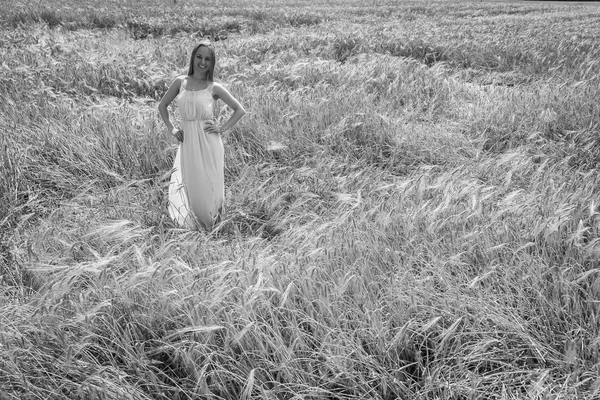 Γυναίκα στο χωράφι με το σιτάρι. — Φωτογραφία Αρχείου
