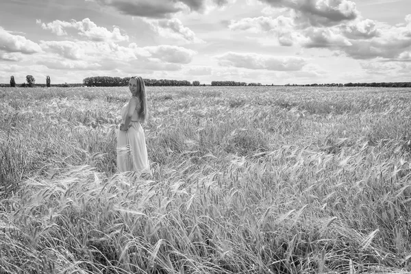 Žena na pšeničném poli. — Stock fotografie