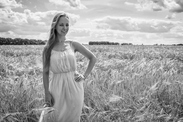 Frau im Weizenfeld. — Stockfoto