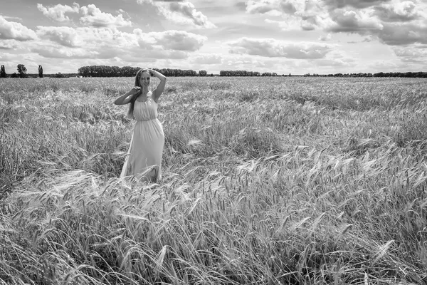 Frau im Weizenfeld. — Stockfoto