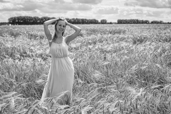 Mujer en el campo de trigo. —  Fotos de Stock