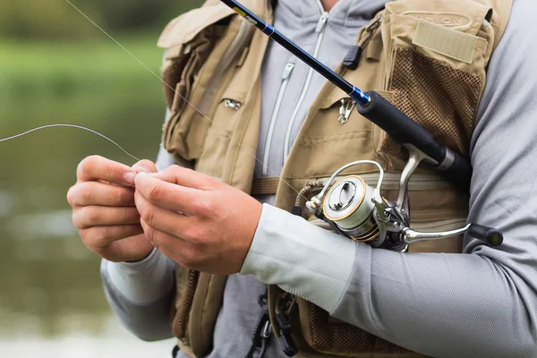 Pescador en la orilla del río — Foto de Stock