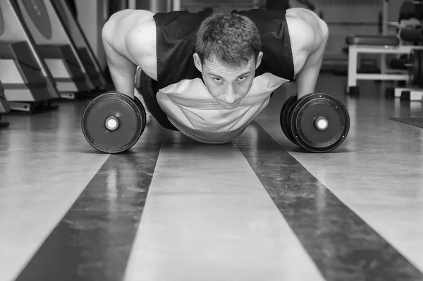 Hombre haciendo ejercicio push up con pesas — Foto de Stock