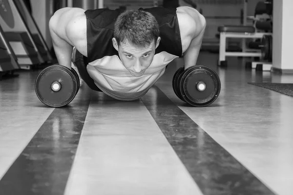 Hombre haciendo ejercicio push up con pesas — Foto de Stock