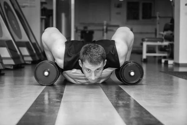 Hombre haciendo ejercicio push up con pesas — Foto de Stock