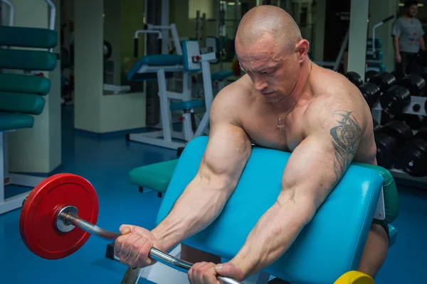 Homme travaillant dans la salle de gym — Photo