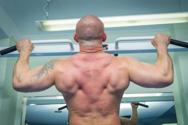 Hombre haciendo ejercicio en el gimnasio —  Fotos de Stock