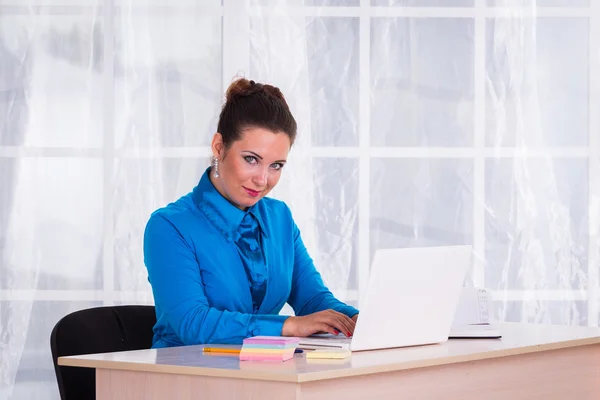 Zakenvrouw werkt op laptop — Stockfoto