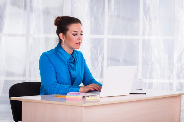 Affärskvinna som arbetar på laptop — Stockfoto