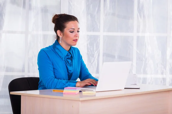 Geschäftsfrau arbeitet am Laptop — Stockfoto