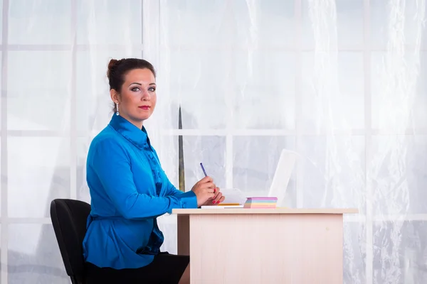 Geschäftsfrau arbeitet am Laptop — Stockfoto