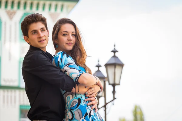 Verliebtes Paar, das sich auf der Straße umarmt — Stockfoto