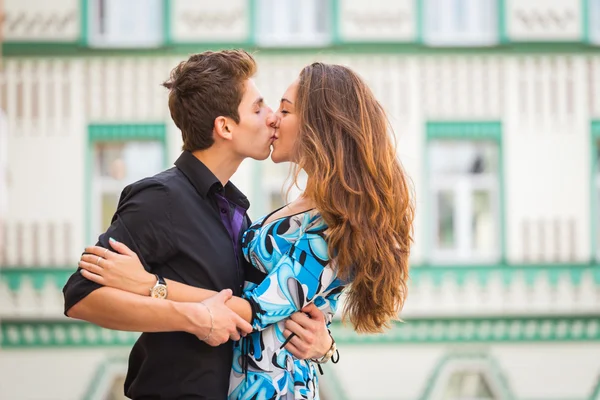 Paar in de liefde, knuffelen op de straat — Stockfoto