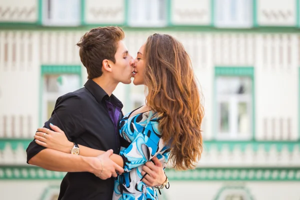 Paar in de liefde, knuffelen op de straat — Stockfoto