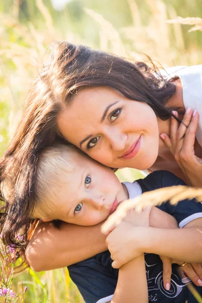 Mor och son i högt gräs — Stockfoto