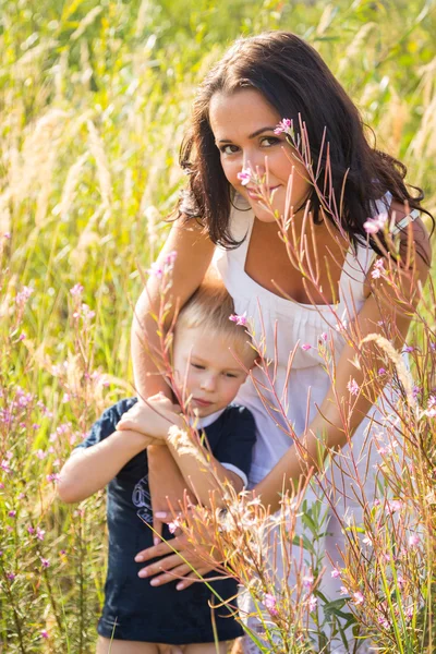 Mor og søn i højt græs - Stock-foto