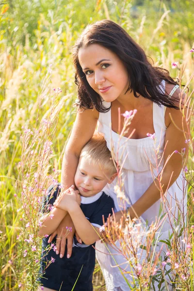Matka a syn ve vysoké trávě — Stock fotografie