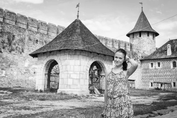 Mulher de pé perto do castelo antigo — Fotografia de Stock