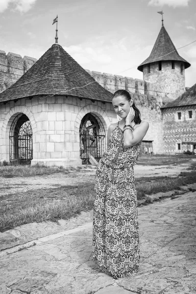 Woman standing near the ancient castle — Stock Photo, Image