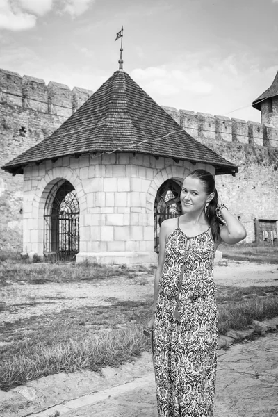 Antik kalenin duran kadın — Stok fotoğraf