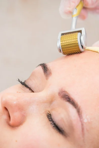 Şevval Özçelik Güzellik Dermaroller yordam gerçekleştirir