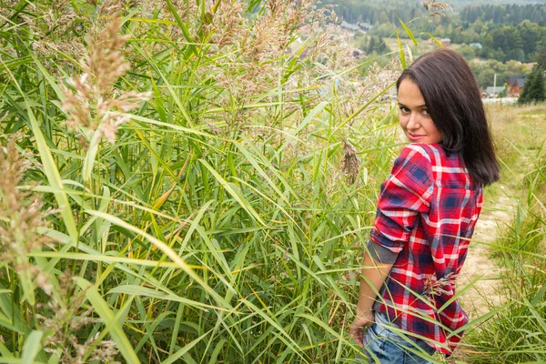 在高高的草丛中休闲服饰的女孩 — 图库照片