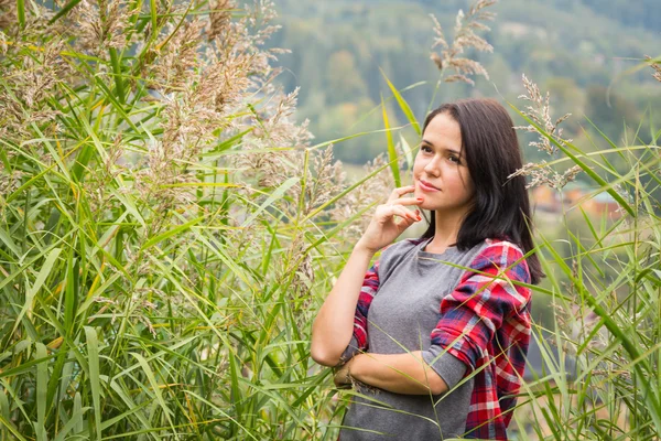 Meisje in casual kleding in hoog gras — Stockfoto