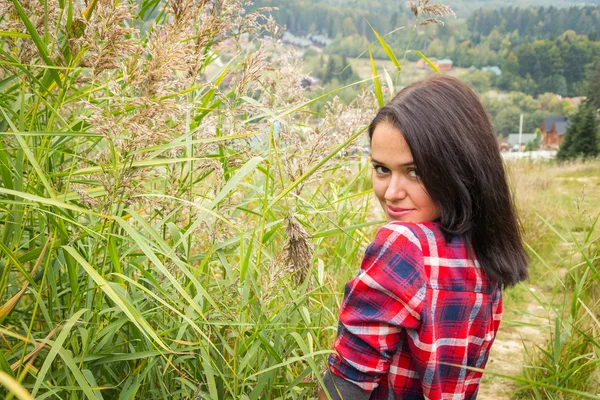 Flicka i fritidskläder i högt gräs — Stockfoto