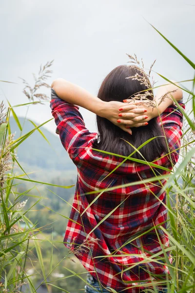 Meisje in casual kleding in hoog gras — Stockfoto