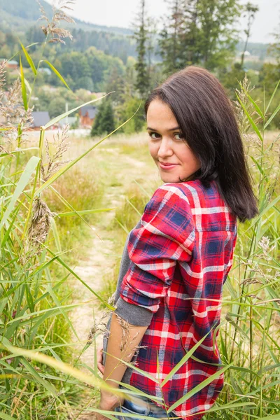 Mädchen in lässiger Kleidung im hohen Gras — Stockfoto