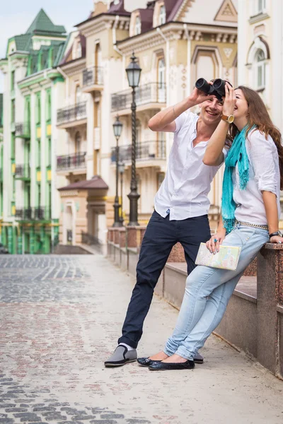Casal com mapa e binocular na rua — Fotografia de Stock