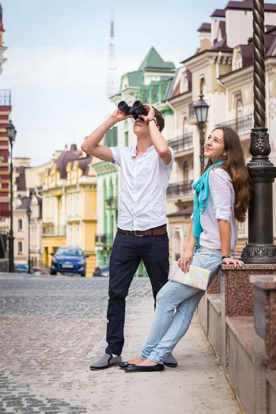 Pareja con mapa y binocular en la calle — Foto de Stock