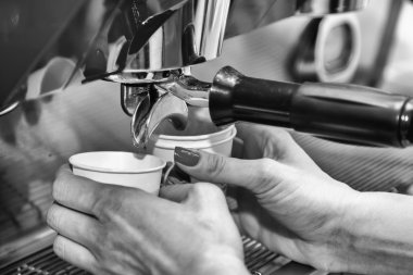 Kız yapar kahve kullanarak kahve makinesi.