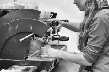 Kız yapar kahve kullanarak kahve makinesi.