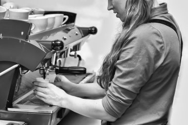 Kız yapar kahve kullanarak kahve makinesi.