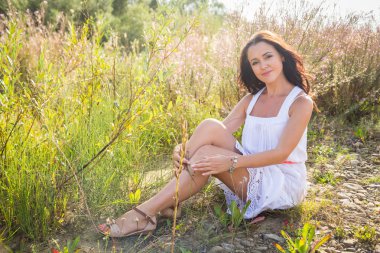 Kadın yaz alanında