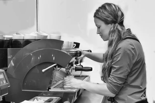 Chica hace café usando máquina de café . —  Fotos de Stock