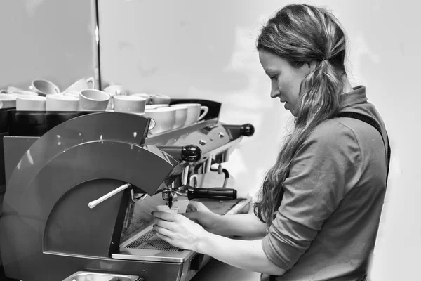 Kız yapar kahve kullanarak kahve makinesi. — Stok fotoğraf