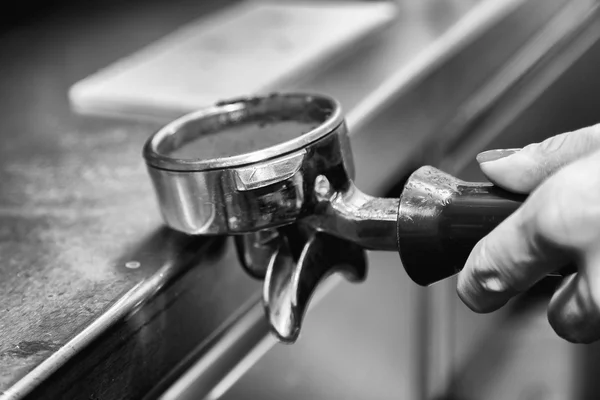 Kız yapar kahve kullanarak kahve makinesi.