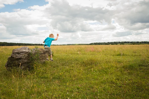 Little boy in the middle of the field — Stock Photo, Image