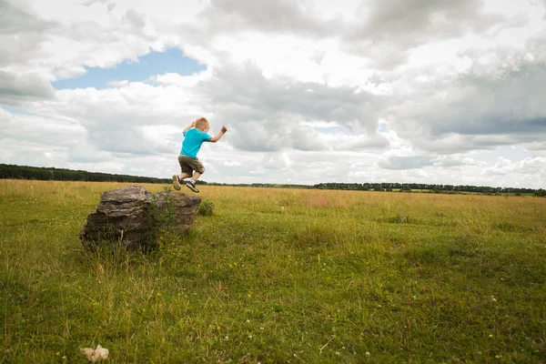 Little boy in the middle of the field — Stock Photo, Image