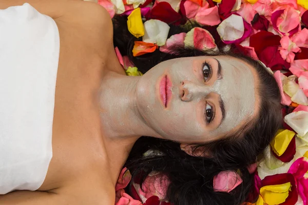 Beautiful woman with facial mask at beauty salon. — Stock Photo, Image