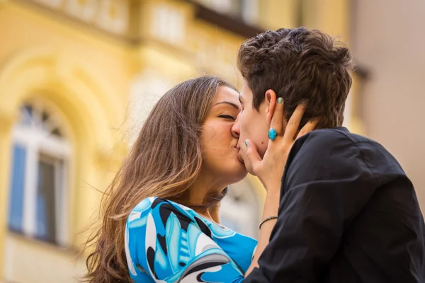 Young affectionate couple kissing tenderly. — Stock Photo, Image