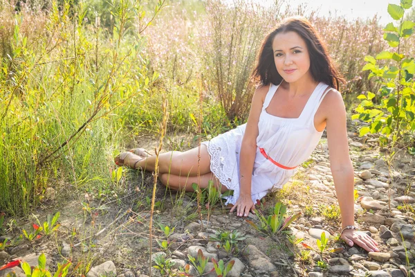 Mujer en el campo de verano — Foto de Stock