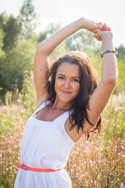 Vrouw op het gebied van de zomer — Stockfoto