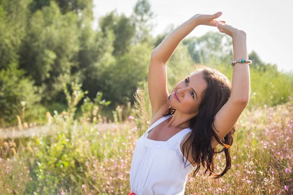 Femme dans le champ d'été — Photo