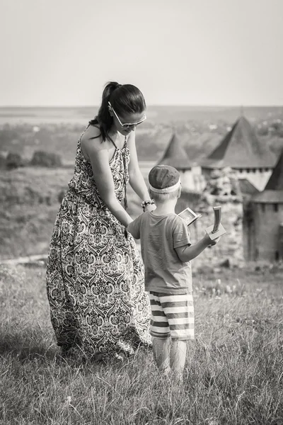 Mutter und Sohn in der Nähe von Schloss — Stockfoto