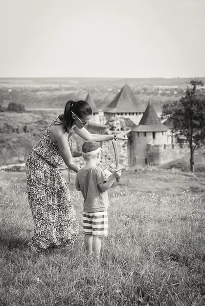 Mor och son nära castle — Stockfoto