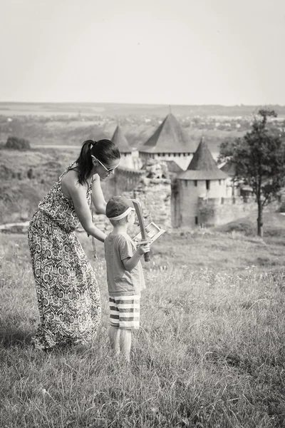 Mutter und Sohn in der Nähe von Schloss — Stockfoto